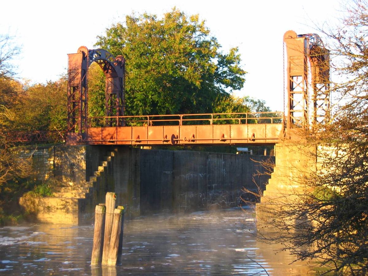 Wyanet lift bridge over Hennepin Canal